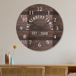 Reloj Redondo Grande Rústico Campesino Familia Nombre Madera<br><div class="desc">Reloj de pared rústico de la familia Wood Nombre Farmhouse - Reloj de pared estilo casa de campo para una perfecta incorporación a su cocina con un estilo rústico.Personalícese con el nombre de la familia y año establecido para un único reloj de pared de una casa de campo.</div>