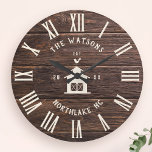 Reloj Redondo Grande Rústico moderno Personalizado de granja  nombre fa<br><div class="desc">Nombre de la Familia Personalizada, ciudad, estado y año de establecimiento Rústico Muro Moderno reloj en un moderno diseño estilo casa de campo con cara de reloj numérico romano, ilustracion de granero y diseño de tablero/fondo de shiplap de madera clara blanco. Un regalo perfecto para recién casados, bodas o regalos...</div>