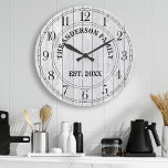 Reloj Redondo Grande Rústico nombre personalizado de granja de madera b<br><div class="desc">Grande y rústico granero blanco de madera vintage personalizado nombre familiar del año reloj de decoración de pared establecido. La perfecta plancha de madera rústica para cualquier casa o cocina.</div>
