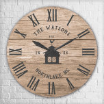 Reloj Redondo Grande Rústico Personalizado de granja moderno Nombre de<br><div class="desc">Nombre de la Familia Personalizada, ciudad, estado y año de establecimiento Rústico Muro Moderno reloj en un moderno diseño estilo casa de campo con cara de reloj numérico romano, ilustracion de granero y diseño de tablero/fondo de shiplap de madera clara blanco. Un regalo perfecto para recién casados, bodas o regalos...</div>