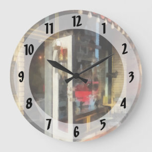 Reloj Redondo Grande Sala de té en SoNo Norwalk, CT