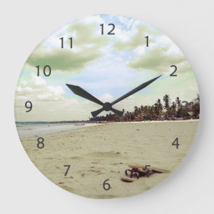 Reloj Redondo Grande Sandalias en la playa tropical