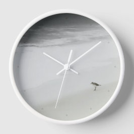 Reloj Redondo Grande Sandpiper costero en la playa