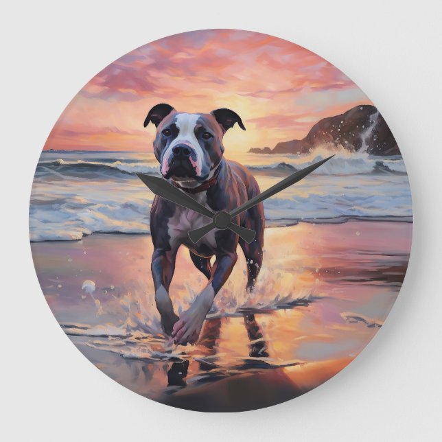 Reloj Redondo Grande Sandy American Staffordshire Dog on Beach Sunset (Anverso)