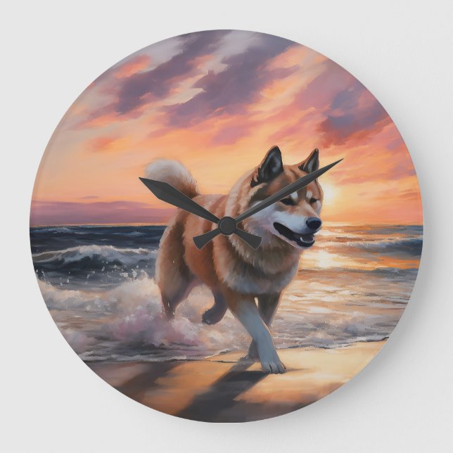 Reloj Redondo Grande Sandy Paws Akita Dog en Beach Sunset (Anverso)