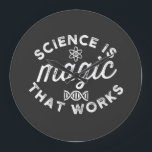RELOJ REDONDO GRANDE SCIENCE IS MAGIC THAT WORKS<br><div class="desc">FUNNY</div>