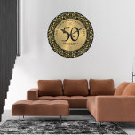Reloj Redondo Grande Shiny Gold Swirls Marco Círculo 50.º boda<br><div class="desc">Diseño de reloj de pared con 50 aniversario de boda brillante dorado de lujo. Aniversario del boda de oro. Tipografía negra personalizado.</div>