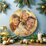 Reloj Redondo Grande Sobreposición de texto de fotografía familiar simp<br><div class="desc">Cree un conservador atemporal de la familia con este sencillo y elegante reloj de fotos. Esta placa presenta un diseño minimalista con un bonito guión familiar superpuesto y muestra bellamente las fotos familiares favoritas. Perfecto para los niños, padres y abuelos como un regalo encantador para el día de la madre...</div>