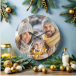 Reloj Redondo Grande Sobreposición de texto de fotografía familiar simp<br><div class="desc">Cree un conservador atemporal de la familia con este sencillo y elegante reloj de fotos. Esta placa presenta un diseño minimalista con un precioso guión de amor superpuesto y muestra bellamente las fotos familiares favoritas. Perfecto para los niños, padres y abuelos como un regalo encantador para el día de la...</div>