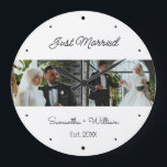 Reloj Redondo Grande Solo se casó con dos Bodas de fotos<br><div class="desc">Conmemore su día especial con este reloj de pared de bodas, diseñado para mostrar sus momentos más preciados. Este reloj cuenta con un hermoso collage horizontal de dos fotos que puedes personalizar con tu boda favorito o imágenes de compromiso. Debajo del encantador guión "Just Married", agregue sus nombres y la...</div>