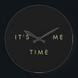 Reloj Redondo Grande Soy yo tiempo elegante oro en negro<br><div class="desc">Este reloj negro brillante es la mejor manera de que todos sepan que "es mi momento". El texto está en elegantes letras de color dorado.</div>