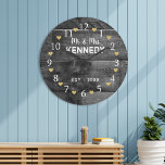 Reloj Redondo Grande Sr. Y Sra. Boda Aniversario Rustic Wood<br><div class="desc">Madera negra rústica y reloj de aniversario del boda del corazón dorado. La madera es el regalo tradicional para el quinto aniversario del boda.</div>