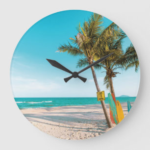 Reloj Redondo Grande Surf board en la playa tirando almohada