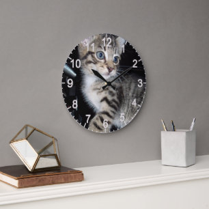 Reloj Redondo Grande "Susurros de problemas: el gatito travieso