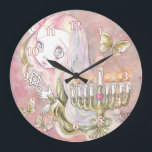Reloj Redondo Grande Sweet Menorah Chica<br><div class="desc">Una pintura original en acrílico titulada "Sweet Menorah Chica". Una hermosa y dulce representación de un joven chica judío y una menorah dorada, llena de velas blancas bonitos. Arte original © por Angela Flemming. Todos Los Materiales Contenidos No Podrán Ser Reproducidos, Copiados, Editados, Modificados, Publicados, Transmitidos O Subidos De Ninguna...</div>