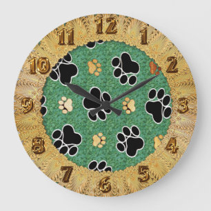 Reloj Redondo Grande Tan and black paw print on green grass