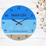 Reloj Redondo Grande Tan Blue Stripes Family Name Beach House<br><div class="desc">Presenta la perfecta incorporación a su retiro costero, un Reloj de Pared de la Casa de la Familia Personalizada. Este diseño se caracteriza por unas franjas azules que recuerdan al océano, complementadas con los colores blanco y marrón de la arena en una playa tranquila y con sol que sube sobre...</div>