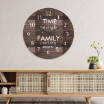 Reloj Redondo Grande Tiempo Rústico De Madera Marrón Pasado Con Cita Fa<br><div class="desc">Reloj estilo casa de campo con una inspiradora cita familiar "El tiempo pasado con la familia vale cada segundo" en un fondo rústico de madera.</div>