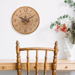 Reloj Redondo Grande Tienda de madera personalizada de Natural Slice<br><div class="desc">Diseño rústico de reloj falso de madera perfecto para exhibirlo en su taller de carpintería. El diseño presenta un gráfico falso rústico de trozos de madera con anillos de árboles de madera con la cara de reloj diseñada en un biselado de madera. Bosque rústico de pinos diseñado en un estilo...</div>