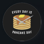 Reloj Redondo Grande Todos Los Días, El Día Del Panqueque, El Jarabe De<br><div class="desc">¿Panqueques y pijamas? Todos los días es el día del panqueque. Un diseño sencillo para un amante de la comida o un gourmet que le encanta comer crepes con jarabe de arce y mantequilla para el desayuno. No hace falta ser chef o cocinero, ni siquiera disfrutar de la cocina para...</div>