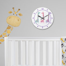 Reloj Redondo Grande Tres jirafas manchadas Corazón morado para niños
