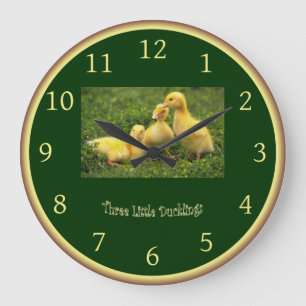Reloj Redondo Grande Tres Pequeños Ducklings En La Hierba ~