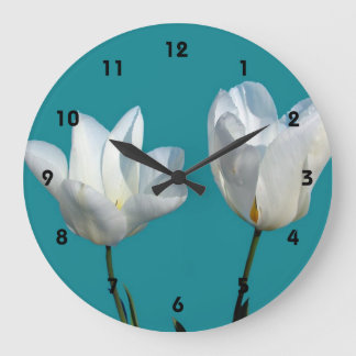 Reloj Redondo Grande tulipanes blancos de fondo azul acuático