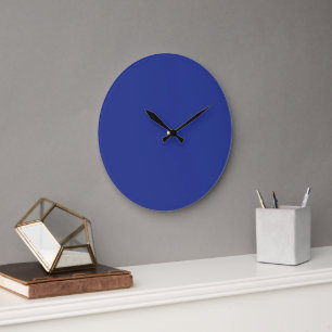 Reloj Redondo Grande Un fondo azul vibrante con un cuadrado blanco limp