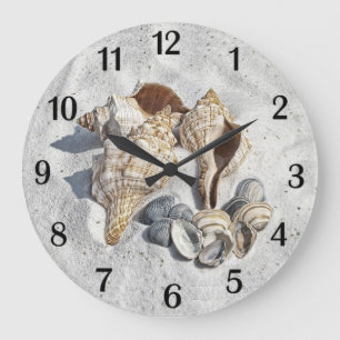 Reloj Redondo Grande Una Colección de Conchas de Mar sobre Arena Número