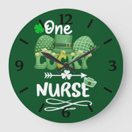 Reloj Redondo Grande Una enfermera afortunada con gnomos