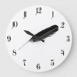 Reloj Redondo Grande Una linda pluma negra original sobre fondo blanco