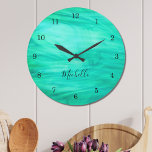 Reloj Redondo Grande Verde moderno<br><div class="desc">Este reloj de pared colorido está decorado con un patrón de remolino verde. Personalizable fácilmente con su nombre o monograma. Utilice la opción Personalizar adicional para cambiar el tamaño,  estilo o color del texto si lo desea.</div>