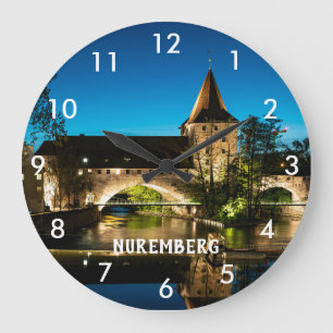 Reloj Redondo Grande Viejo puente medieval de noche en Nuremberg