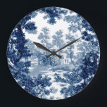 Reloj Redondo Grande Vintage Cottage Paisaje Toile-Blue & White<br><div class="desc">Clásico paisaje vintage de estilo toile de jouy con una casa de campo rústica y un puente en un claro enmarcado por un bosque de árboles en tonos claros y azul oscuro sobre fondo blanco. El patrón no tiene fisuras y puede ampliarse o reducirse.</div>