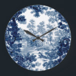 Reloj Redondo Grande Vintage Cottage Paisaje Toile-Blue & White<br><div class="desc">Clásico paisaje vintage de estilo toile de jouy con una casa de campo rústica y un puente en un claro enmarcado por un bosque de árboles en tonos claros y azul oscuro sobre fondo blanco. El patrón no tiene fisuras y puede ampliarse o reducirse.</div>