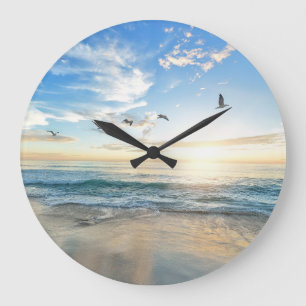 Reloj Redondo Grande Vista a la playa Hermoso Océano Sereno