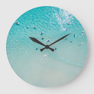 Reloj Redondo Grande Vista aérea de surfistas, océano claro.