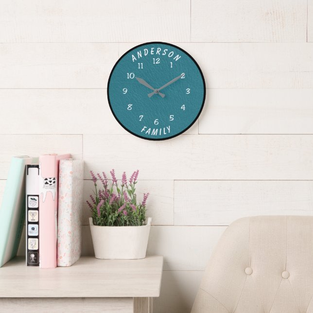 Reloj Redondo Grande Wall Clock with Family Name (Sala de lectura)