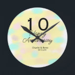 Reloj Redondo Mediano 10 aniversario de boda nombre pastel amarillo retr<br><div class="desc">diseños de códigos Qr plantillas sencillas</div>