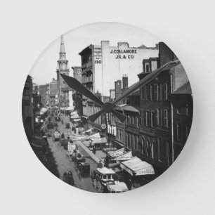 Reloj Redondo Mediano 1859:  Traffic and shops on Washington Street
