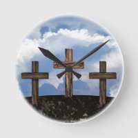 3 cruces empantanadas con el cielo