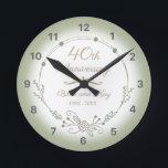 Reloj Redondo Mediano 40.º aniversario Boda Elegante<br><div class="desc">Un hermoso y minimalista diseño de aniversario boda con un verde huerto floral. Se puede personalizar agregando los nombres de los esposos y los años en que han estado casados.</div>