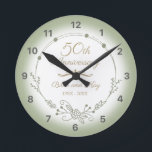 Reloj Redondo Mediano 50.º Aniversario Boda Elegante<br><div class="desc">Un hermoso y minimalista diseño de aniversario boda con un verde huerto floral. Se puede personalizar agregando los nombres de los esposos y los años en que han estado casados.</div>