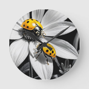 Reloj Redondo Mediano Abeja Amarillo De Ladybugs Sobre Flor Blanca Negra