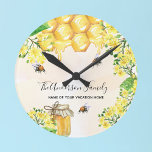 Reloj Redondo Mediano Abejas de burbujas miel floros amarillos monograma<br><div class="desc">Abejas de burbujas,  flores amarillas y miel de abeja. Personalice y añada su nombre y el nombre de su casa de vacaciones de verano,  cabaña.</div>