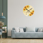 Reloj Redondo Mediano Abejas de girasol amarillo escritura rústica monog<br><div class="desc">Un fondo dorado con un patrón de abejas y abejas sonrientes felices. Decorado con girasoles amarillos y naranjas, flores y vegetación. Personaliza y tu nombre. El nombre está escrito con un guión moderno y de gran tamaño con letras a mano con chispas. Para que los cambios sólo eliminen el nombre...</div>