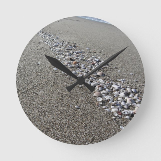 Reloj Redondo Mediano Aguas de mar sobre la arena. Fondo de playa de ver (Front)
