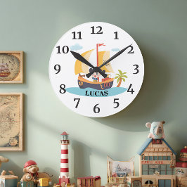 Reloj Redondo Mediano Ahoy-Matey, un barco pirata personalizado para niñ