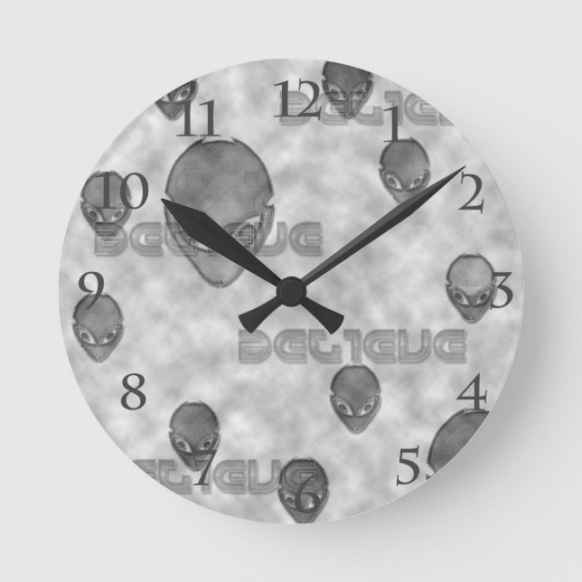 Reloj Redondo Mediano Alien Believe (Anverso)