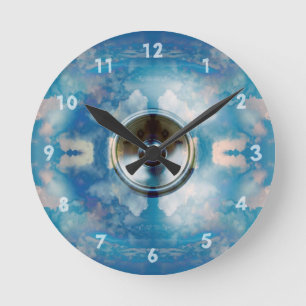 Reloj Redondo Mediano Altavoz musical y cielo azul turbio